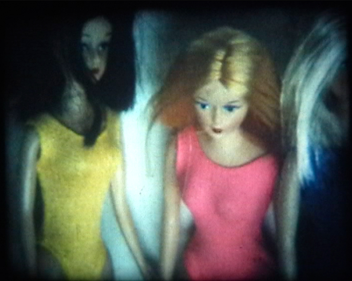 23 Barbiepuppen kippen um