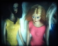 23 Barbiepuppen kippen um